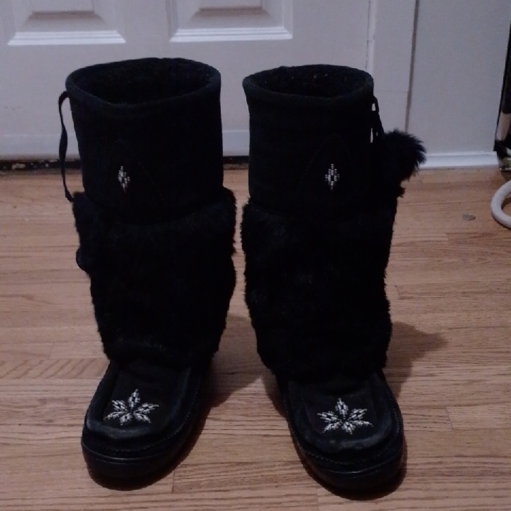 Manitobah Mukluks Tall Boots Snow Flake Traditional Bread Work